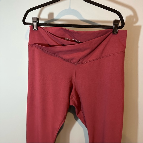 Old Navy Extra High-Waisted PowerChill Crossover 7/8 Length Leggings in Red - Picture 3 of 8